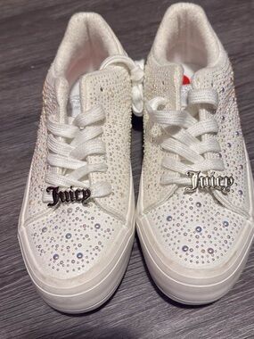 Juicy Couture White Rhinestone Detail Low-Top Sneakers